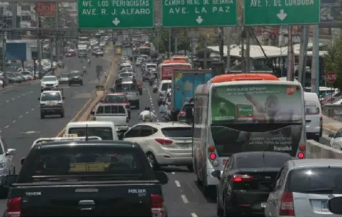 Desaceleración económica golpea a las aseguradoras;  muchas personas se están viendo limitadas para pagar