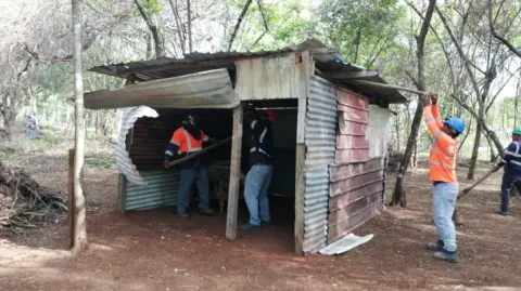 Control de Multitudes desalojan a varios precaristas de un terreno en Puerto Caimito