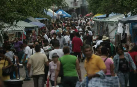 'Empresas bajan la planilla para poder mejorar sus ganancias y evitar irse a la quiebra', dice economista