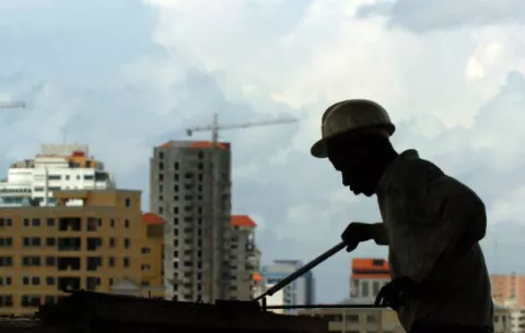 Desempleo baja al 8.8 por ciento  en Colombia  