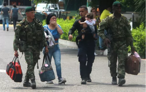 Colombia reabre frontera pero obstáculos en el lado venezolano bloquean paso