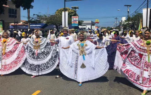 Todas con sus mejores polleras para el desfile 