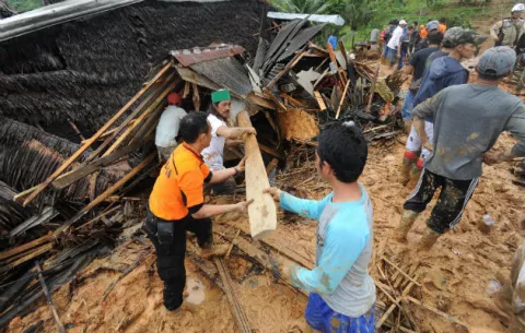 Delizamiento de tierra deja 15 muertos y otras 20 permanecen desaparecidas en Indonesia