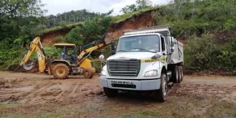 Despejan vía que comunica la zona productiva de Volcán a Río Sereno