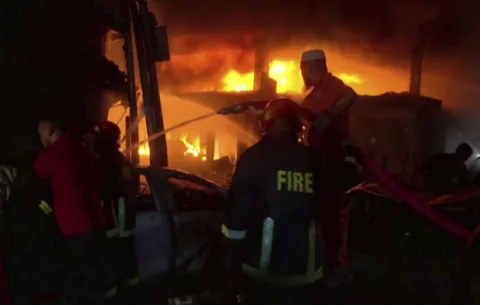 Mueren abrasadas 67 personas en un gigantesco fuego en Dhaka, Bangladesh