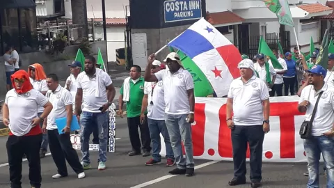 Trabajadores celebran su día con marcha hasta la 5 de Mayo
