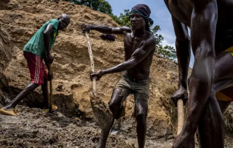 Rusia intenta obtener diamantes en África