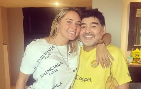 Novia de Diego Maradona lo echa de la casa