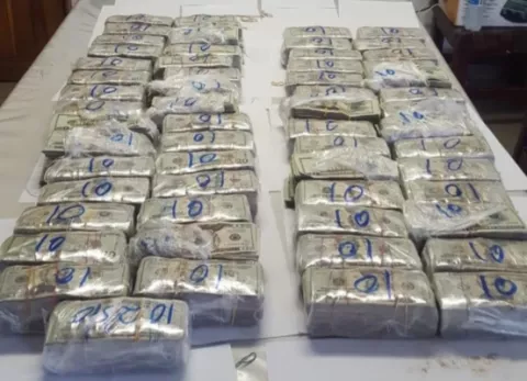 Decomisan 39 mil dólares a dos adultos y un menor de edad en David