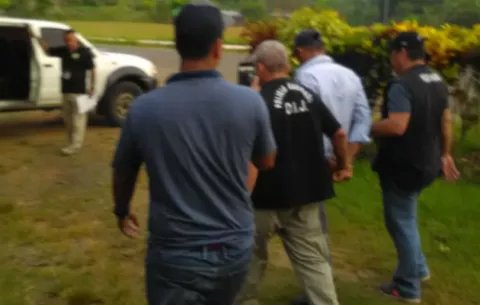 Gobierno ordena persecución judicial contra seis productores; los sacaron de sus casas y los esposaron