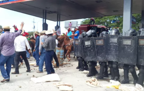 Productores son buscados y sacados de sus residencias tras protestas en Divisa