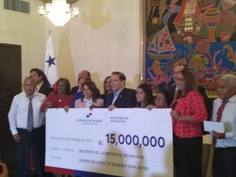 Gobierno de Laurentino Cortizo desembolsa 15.7 millones de dólares en concepto de vigencias expiradas a docentes