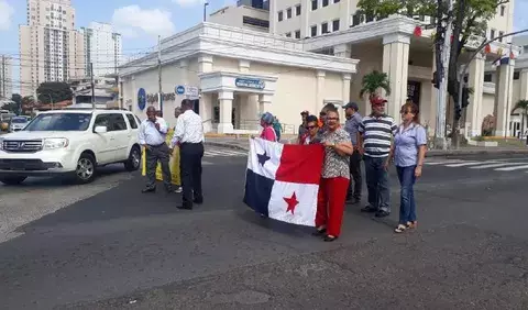 Docentes protestan y advierten  que inicio de las clases se retrasaría