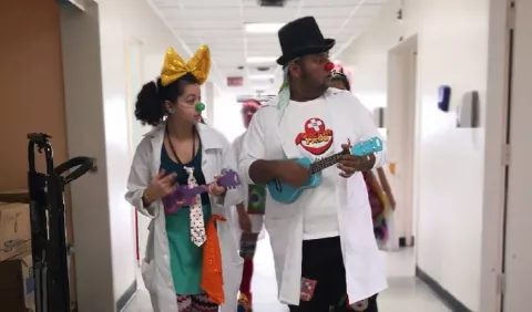 Los payasos de hospital ofrecen sonrisas en los momentos difíciles