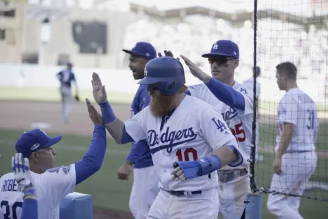 Dodgers toman ventaja sobre los Cerveceros; Machado fue castigado