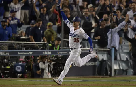 Bellinger pega imparable de oro, los Dodgers ganan y empatan la serie