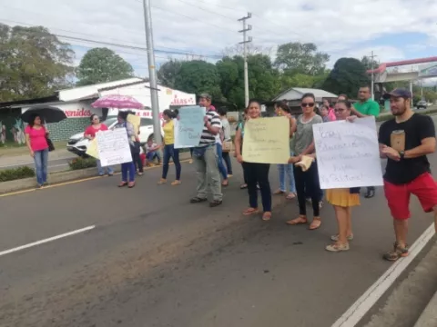 Padres de familia en diversas provincias cierran las calles por incumplimiento del Meduca