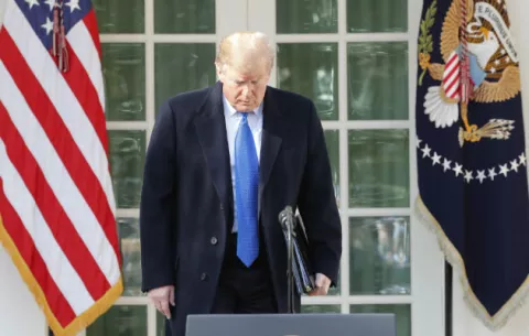 Trump vuelve a quejarse de "acoso" en medio de polémica y ataca a demócratas