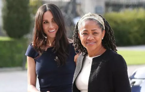 Madre de Meghan Markle llega al Reino Unido 