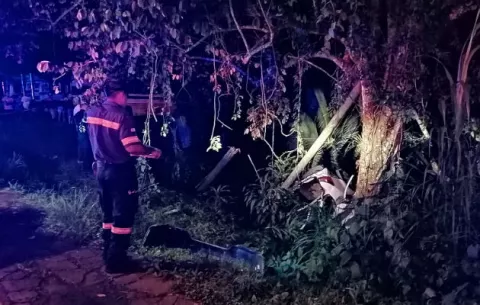 Tras evadir un puesto de control policial en Burunga, mueren al chocar con poste 