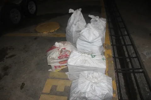 Aeronaval ubica 165 paquetes de supuesta droga en el doble fondo de embarcación abandonada