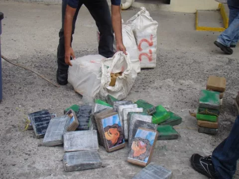 Dos colombianos condenados a siete años y cinco meses de cárcel por traficar drogas en una embarcación