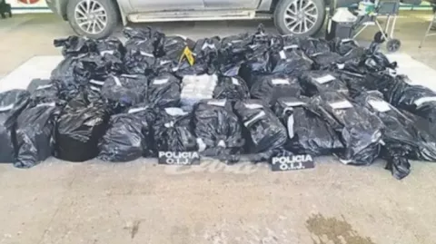 Costarricenses  pescan cerca de 800 kilos de cocaína cerca de la frontera panameña