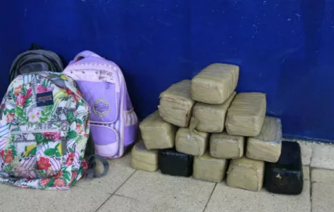 Detienen a tres mujeres que ponían a sus hijos a transportar droga en mochilas