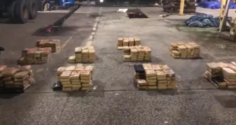 Incautan cerca de 390 paquetes de sustancias ilícitas en operativos en Colón y Chiriquí