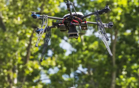 Un dron entrega paquete en zona residencial por primera vez 