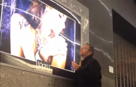 VIRAL: Fulano graba video musical durante estadía nocturna en aeropuerto