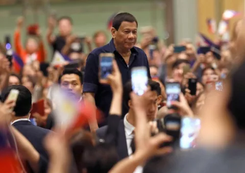 Duterte firma ley contra el acoso sexual que prohíbe chistes sexistas y los piropos