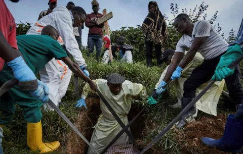 Suben a dos los muertos por ébola en Uganda, mientras que ya hay 1.405 en RDC