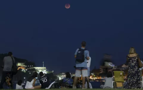 Una roca de un cometa se estrelló contra la Luna durante el pasado eclipse lunar