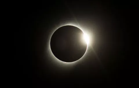 Lágrimas y aplausos reciben en Chile el eclipse que oscureció Suramérica