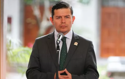 Vicepresidenta de Ecuador dimite acosada por denuncia de supuesta corrupción
