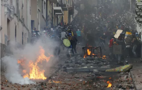 Se reanudan duros enfrentamientos en el centro histórico de Quito