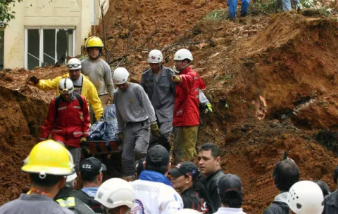 Continúan los trabajos en las zonas de un deslizamiento que dejó 9 muertos en Ecuador