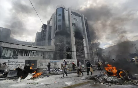 El presidente de Ecuador decreta toque de queda desde las 20.00 GMT en Quito