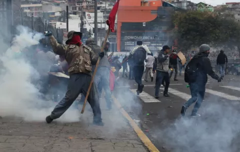 Indígenas se toman el Parlamento en Ecuador al grito de "¡fuera Moreno!"