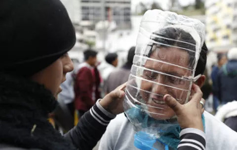 Máscaras antigases hechas a mano: Un oficio en medio de protestas en Ecuador