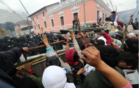 Fuertes disturbios junto al Parlamento de Ecuador, bastión de lucha indígena