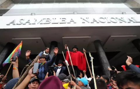 El presidente Lenín Moreno ordena la restricción de la libertad de tránsito y movimiento en Ecuador