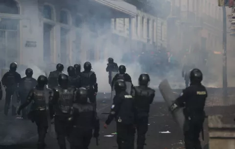 Duros enfrentamientos en el centro histórico de Quito entre manifestantes y fuerzas de seguridad