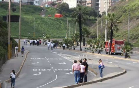 Los fuertes sismos de Ecuador provocan caídas de árboles y postes en Perú