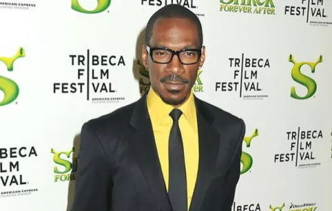 Eddie Murphy posó acompañado de sus 10 hijos