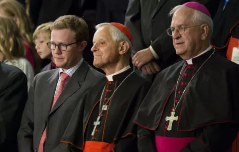 El papa pone al arzobispo Gregory al frente de Washington tras el escándalo de abusos en la diócesis