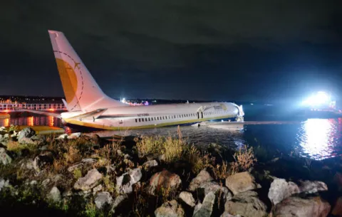 Un avión se sale de la pista y acaba en un río en Florida, sin heridos graves