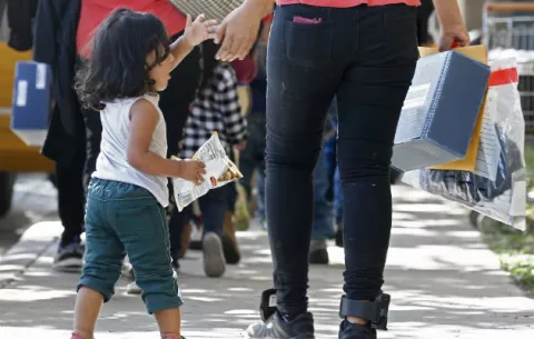 Presentan un plan formal que beneficia a las familias separadas en la frontera