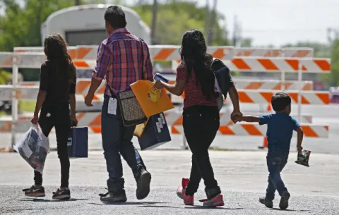 EE.UU. ha separado a 8.000 familias de inmigrantes desde 2017, denuncia AI